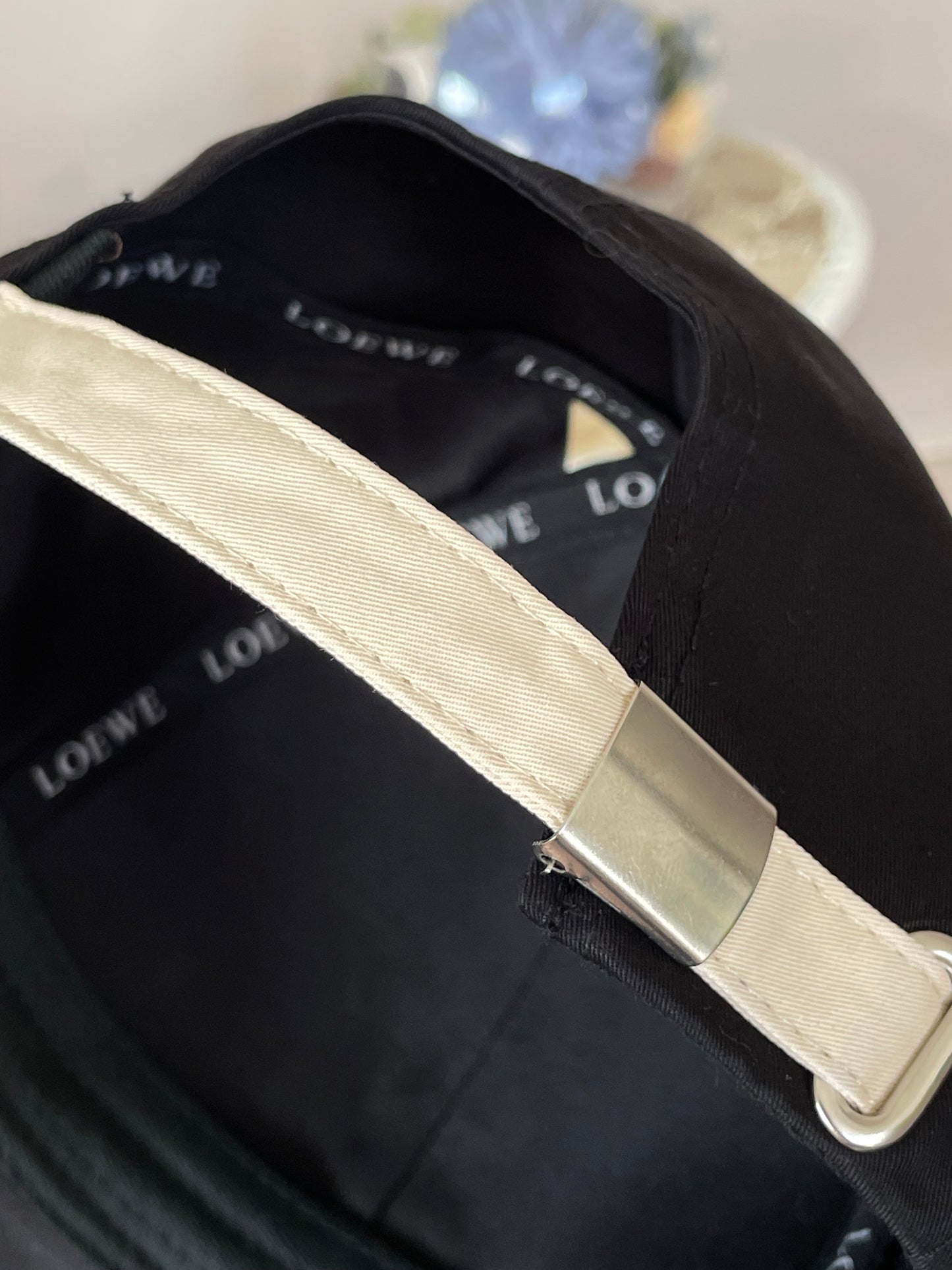 Casquette Loewe Noir Avec Contour et Logo Réglable Strapback