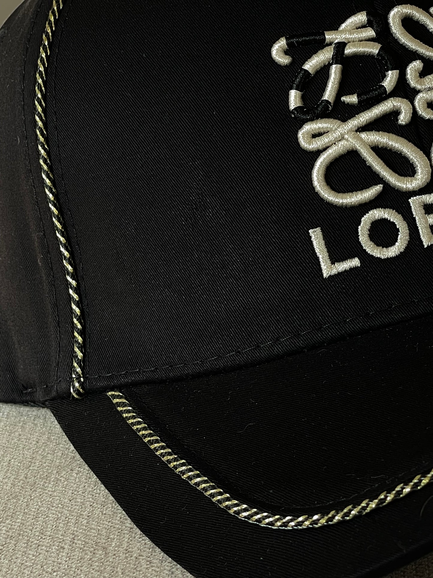 Casquette Loewe Noir Avec Contour et Logo Réglable Strapback